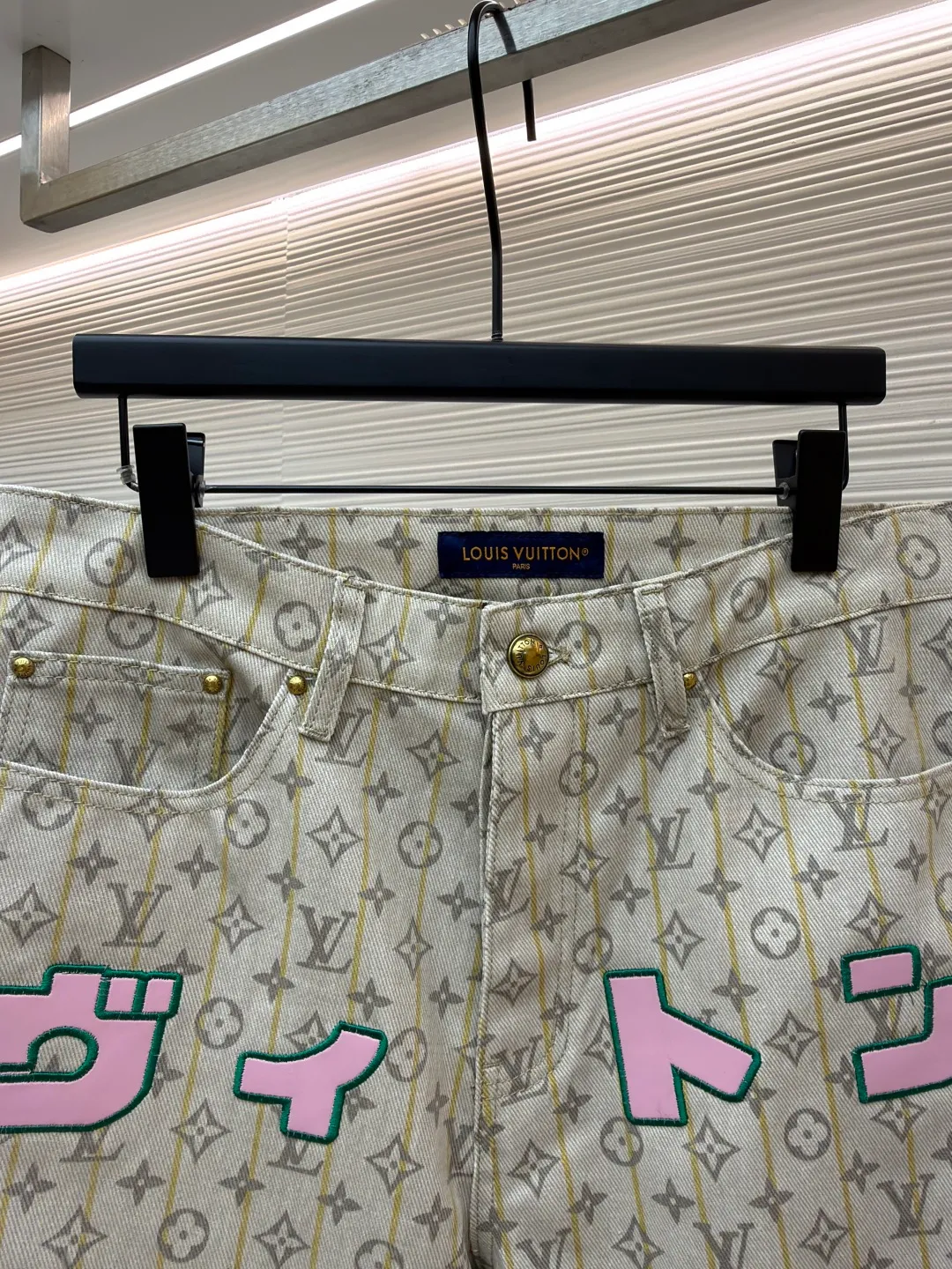 LOUIS VUITTON full stamp shorts ●Item number: 1681122-A45 ●Material: denim fabric ●Technology: jacquard production ●Version: fitted version ●Weight: about 405 grams ●Size: S-M-L-XL ●Description: The fabric is made of baseball, with foam logo embellishment on the left chest, chapter embroidery technology, pink chapter logo patch embroidery decoration on the front and back, with striped suede edging, curved hem casual and versatile, retro copper-colored hardware buckle at the hem, the overall routing is straight and delicate, the fabric is comfortable and soft, the color is consistent and no color difference. It can be matched with the same style to create a fashionable look, control various occasions, customized accessories, complete three labels, the same style for men and women!